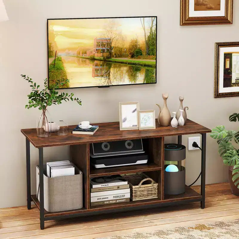 Meuble TV pour téléviseurs jusqu'à 50", meuble de divertissement industriel à 3 niveaux avec 2 compartiments ouverts et étagère réglable avec prise de courant, marron