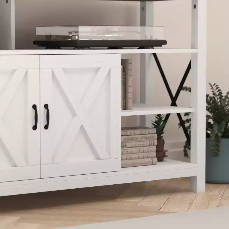 Meuble TV rustique de style campagnard avec rangements ouverts et fermés, meuble TV porte de grange